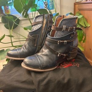 Freebird size 9 Crue Navy